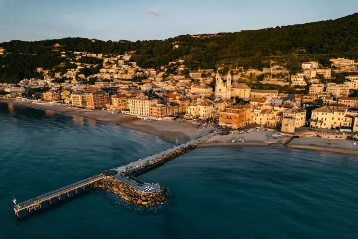 Iure sanguinis: Foto aérea de Laigueglia, cidade na província de Savona