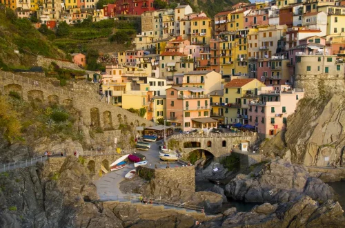 Descubra quem são os judeus sefarditas, sua origem na Península Ibérica, tradições culturais e relação com a cidadania portuguesa.