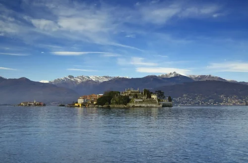 Conheça a região dos Lagos Italianos: Foto do Palazzo Borromeo localizado no Lago Maggiore