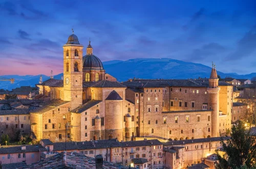 Descubra Le Marche, região italiana entre o Adriático e os Apeninos: natureza, Urbino, gastronomia e vilarejos medievais intactos.