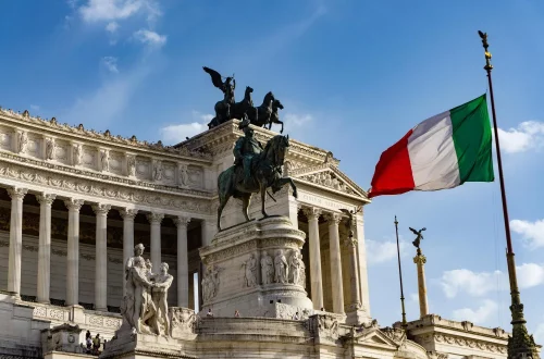 Entenda o que muda com a nova lei da cidadania italiana, quem ainda tem direito, o impacto para bisnetos e trinetos e as alternativas pela via judicial.