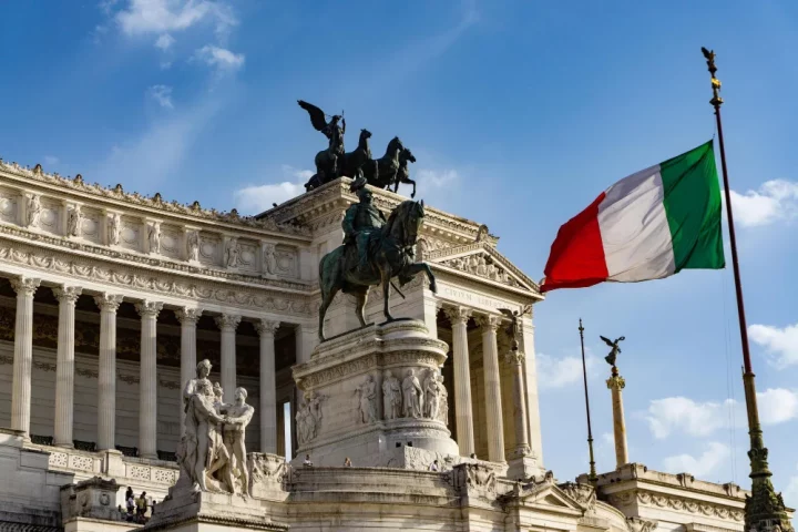 Entenda o que muda com a nova lei da cidadania italiana, quem ainda tem direito, o impacto para bisnetos e trinetos e as alternativas pela via judicial.