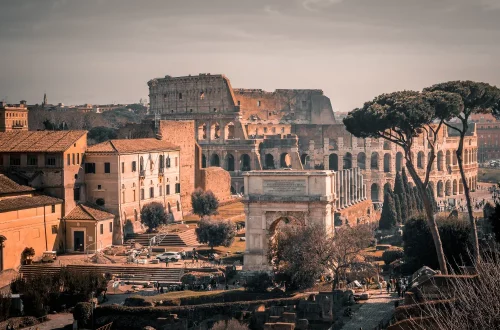 Conheça as principais lendas urbanas de Roma: fantasmas históricos, mitos medievais e mistérios que habitam a cidade eterna há séculos.