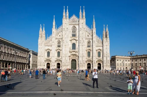 A língua italiana nasceu de um dialeto toscano e convive até hoje com dezenas de dialetos regionais. Entenda essa rica diversidade linguística.
