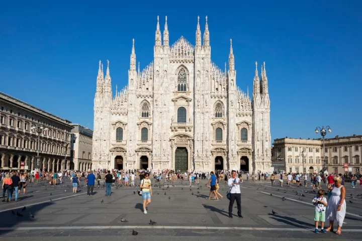 A língua italiana nasceu de um dialeto toscano e convive até hoje com dezenas de dialetos regionais. Entenda essa rica diversidade linguística.