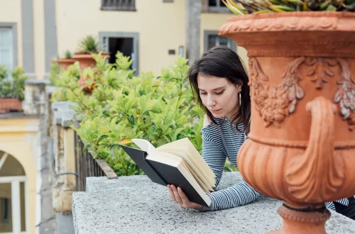 Entenda o papel da literatura italiana na história, do surgimento medieval ao mundo moderno, e sua influência cultural e linguística duradoura.