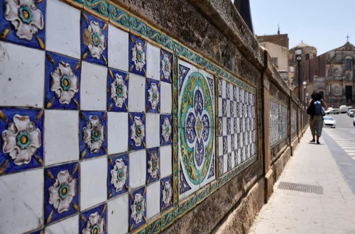 Conheça as cidades italianas famosas pela majólica pintada à mão: Faenza, Deruta, Gubbio, Caltagirone e Vietri sul Mare e sua história milenar.