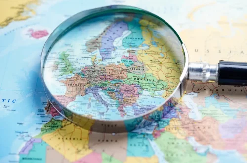 Países do continente europeu: Foto de um globo terrestre com uma lupa focando na Europa