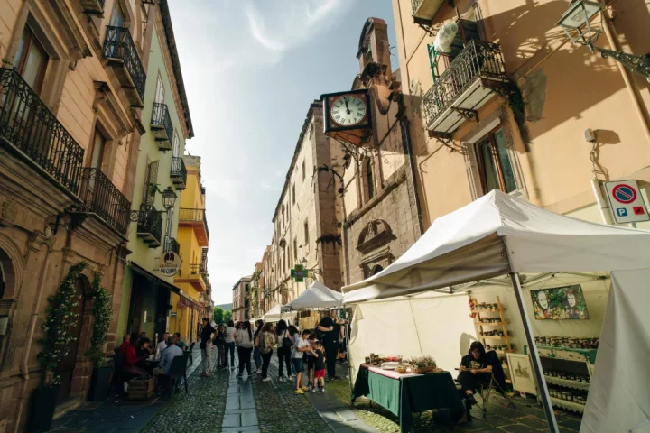 Descubra o que são os mercados de rua italianos, sua história, características e produtos típicos. Cultura, tradição e vida local em um só lugar.
