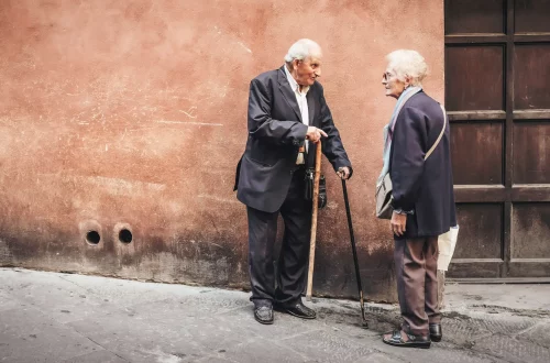 dois bisavós italianos com direito a cidadania conversando