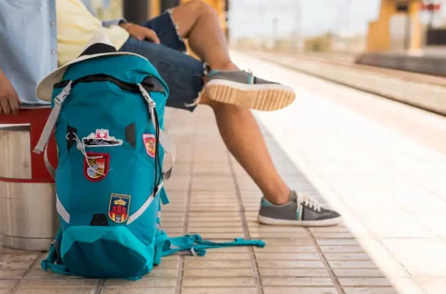 Descubra como planejar um mochilão econômico pela Europa, economizando em transporte, hospedagem e alimentação sem perder experiências incríveis.