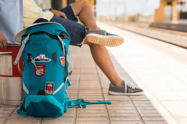 Descubra como planejar um mochilão econômico pela Europa, economizando em transporte, hospedagem e alimentação sem perder experiências incríveis.