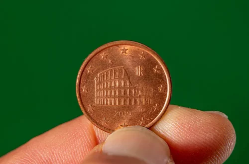 Descubra a moeda da Itália, a transição da lira para o euro e como isso impacta a economia, cultura e viagens pelo país.