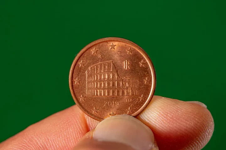 Descubra a moeda da Itália, a transição da lira para o euro e como isso impacta a economia, cultura e viagens pelo país.