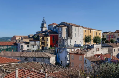 Conheça Molise, a região italiana que "não existe": vilas medievais, natureza intocada, gastronomia ancestral e uma Itália fora do roteiro comum.
