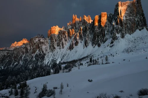 Descubra como é viver nas montanhas italianas no inverno — clima, cotidiano, tradições, gastronomia e o charme dos Alpes e das Dolomitas geladas.