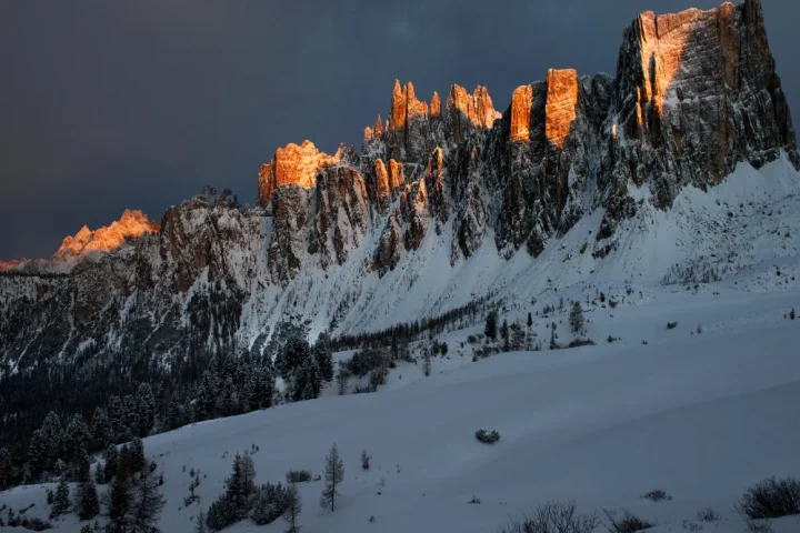 Descubra como é viver nas montanhas italianas no inverno — clima, cotidiano, tradições, gastronomia e o charme dos Alpes e das Dolomitas geladas.