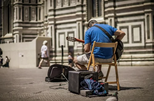 Música italiana: Foto de um músico de rua tocando violão em Piazza del Duomo, Milão