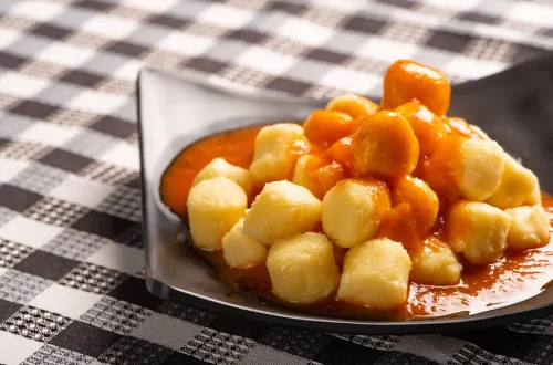 Descubra o significado do nhoque da fortuna, tradição italiana ligada à prosperidade. Aprenda o ritual e conecte-se às suas raízes.