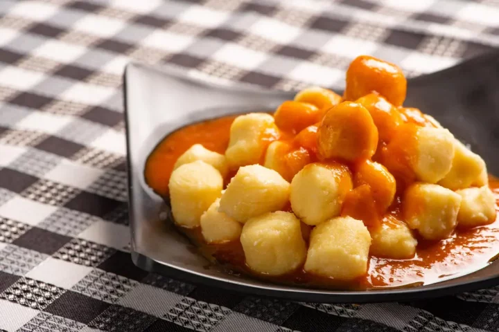 Descubra o significado do nhoque da fortuna, tradição italiana ligada à prosperidade. Aprenda o ritual e conecte-se às suas raízes.