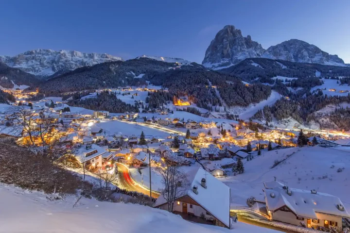 Encantos do norte da Itália: foto de uma vila italiana coberta de neve próximo às montanhas Dolomitas