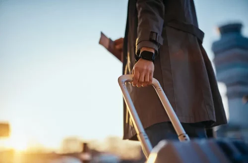 Descubra o que é imigração, causas, tipos, impactos econômicos e sociais e dados atuais sobre fluxos migratórios no mundo.