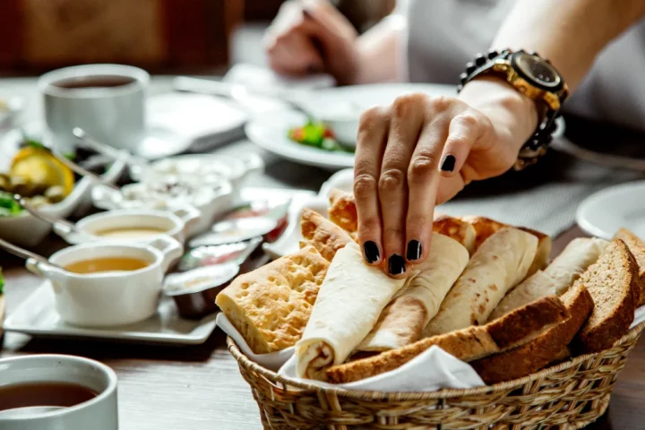 Entenda o significado e a origem do pane e companatico — o hábito italiano de comer pão com acompanhamento que atravessou séculos e culturas