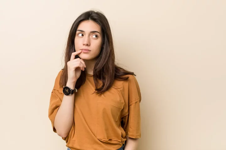 Foto de uma mulher com dúvidas se ela pode pedir cidadania italiana