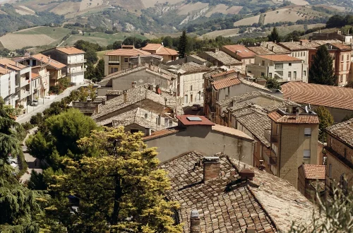 Descubra como é a vida em pequenas cidades Italianas: ritmo, custo, comunidade e tradições. Um retrato honesto de quem vive ali.