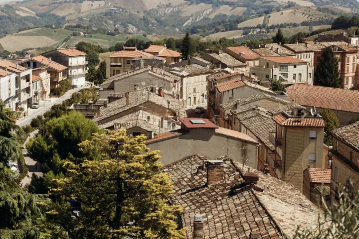 Descubra como é a vida em pequenas cidades Italianas: ritmo, custo, comunidade e tradições. Um retrato honesto de quem vive ali.