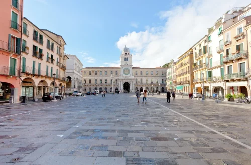 Descubra o significado das piazzas na Itália, sua história, usos e importância cultural nos centros urbanos italianos.