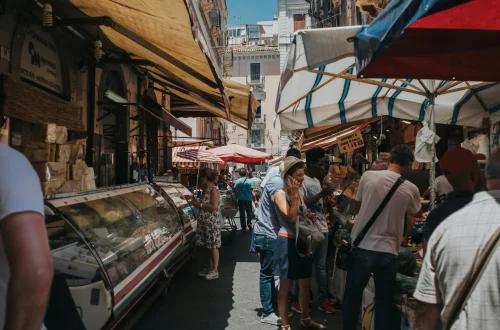 Poder de compra na Itália: Foto de pessoas em um mercado de rua em Catânia