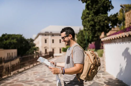 Roteiro imperdível pelos pontos turísticos da Itália: Foto de um turista olhando o mapa italiano durante sua viagem