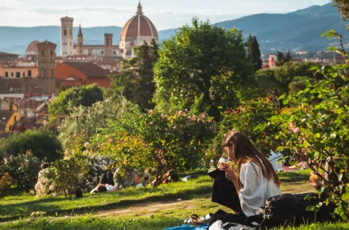 Pontualidade italiana: entenda como os italianos veem o tempo, diferenças entre vida social e trabalho e variações regionais.