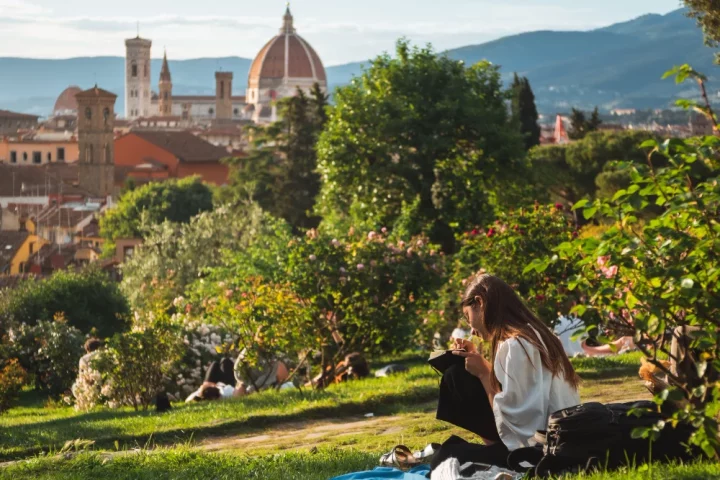 Pontualidade italiana: entenda como os italianos veem o tempo, diferenças entre vida social e trabalho e variações regionais.