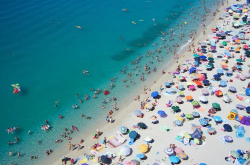 Praias na Itália: Foto de pessoas na praia de Tropea, em Calábria