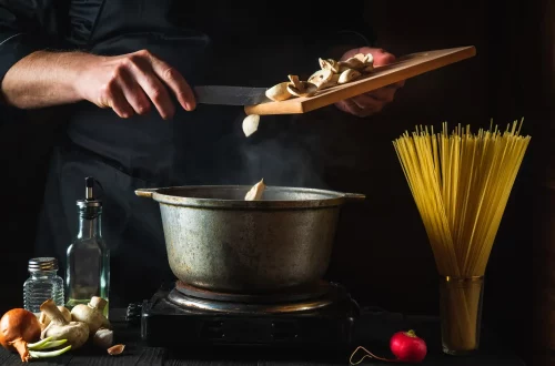 Os 10 pratos italianos mais amados no Brasil e suas histórias: Foto de um cozinheiro italiano preparando comida