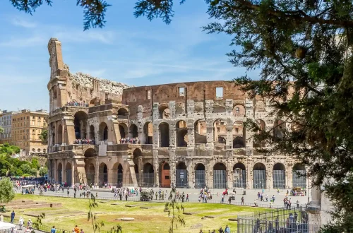 Prazos da ciddania italiana: Foto da lateral do Coliseu, em Roma