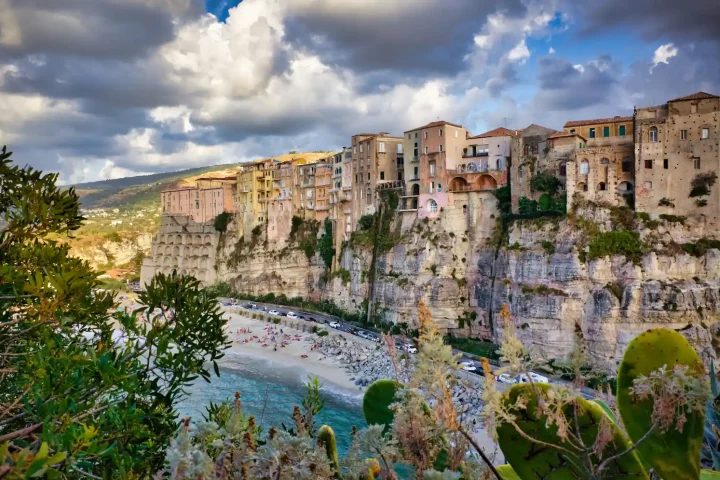 O que você precisa saber sobre a Calábria: Foto da praia da cidade de Tropea