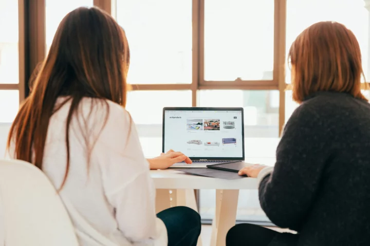 Duas mulheres conferindo o processo de cidadania italiana no notebook