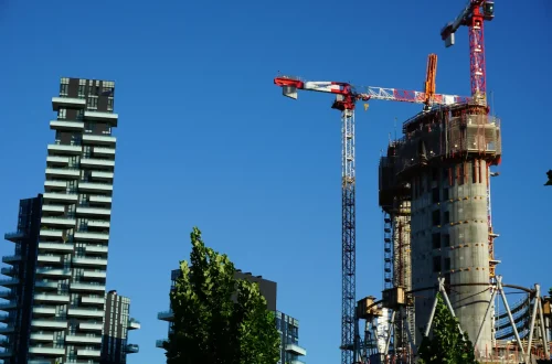 Melhores profissões na Itália: Foto de edifícios comerciais em construção na área empresarial de Milão