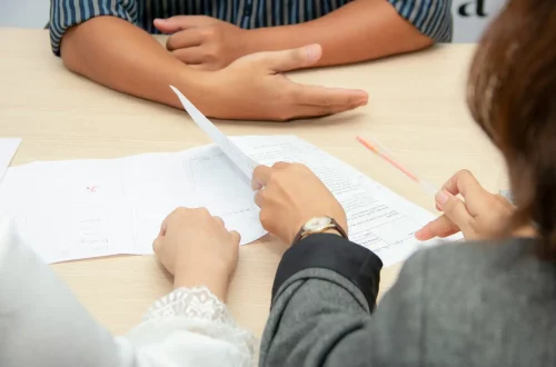 Como provar ascendência sem documentos originais: Foto de pessoas ao redor de uma mesa, analisando documentos italianos