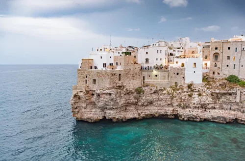 Praias cristalinas, trulli de Alberobello e gastronomia única: descubra por que a Puglia é o destino mais autêntico da Itália.