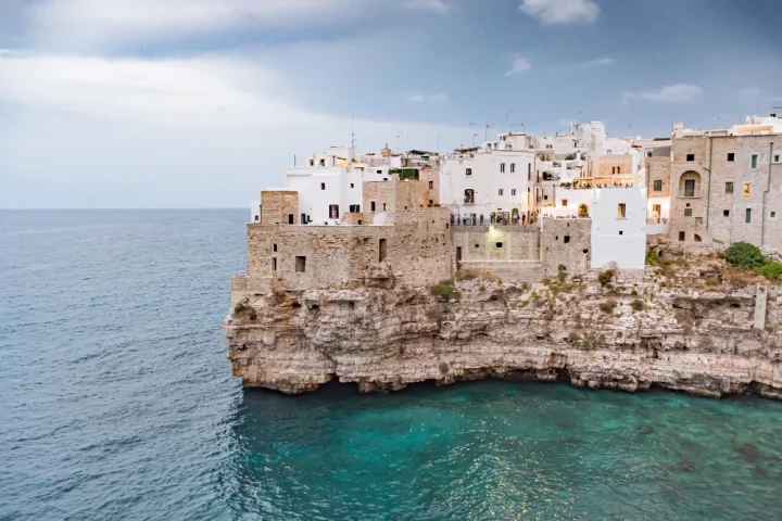 Praias cristalinas, trulli de Alberobello e gastronomia única: descubra por que a Puglia é o destino mais autêntico da Itália.