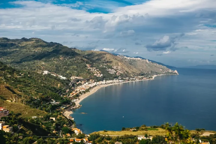 Quanto custa a cidadania italiana via judicial em 2025: Foto de uma cidade costeira na Sicília