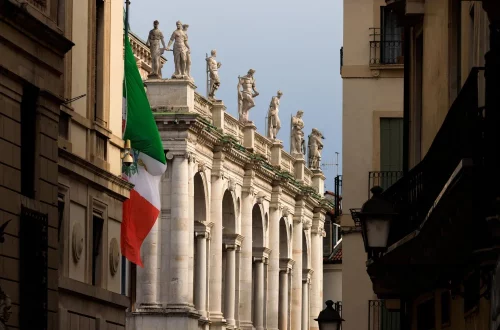Aprenda como rastrear a chegada de imigrantes italianos no Brasil usando o Arquivo Nacional, Museu da Imigração, CISEI e FamilySearch. Guia prático.