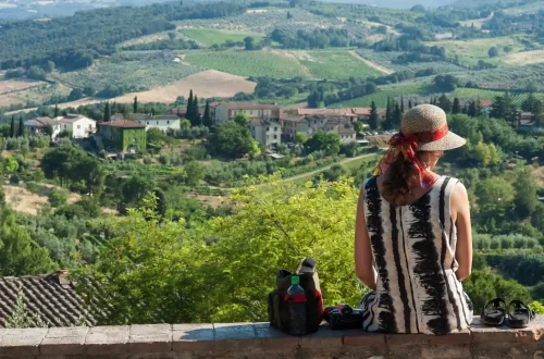Guia da Toscana: Foto de uma turista aproveitando a paisagem de San Gimignano