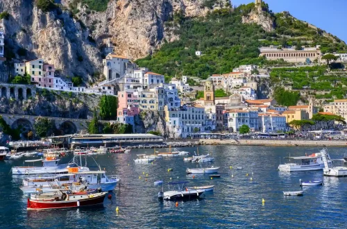 Conheça a região italiana de Campania: Foto da costa da comuna de Amalfi