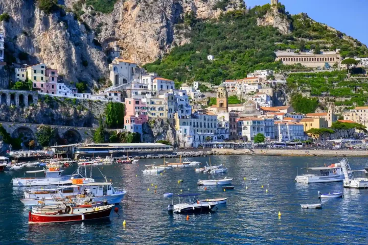 Conheça a região italiana de Campania: Foto da costa da comuna de Amalfi