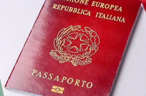 Saiba como funciona a renovação de passaporte italiano: documentos necessários, AIRE, agendamento pelo Prenot@mi e prazos recomendados.